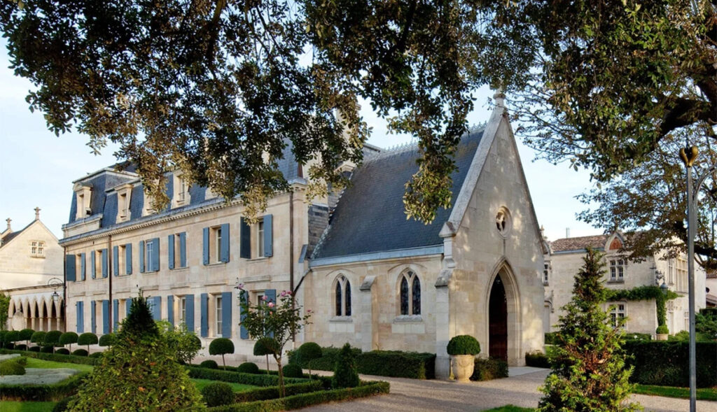 Zwischen legendärem Terroir, visionärer Kellertechnik und einer Geschichte, die eng mit Château Haut-Brion verwoben ist: Château La Mission Haut-Brion zählt zu den faszinierendsten Weingütern Bordeaux’. Warum dieser einst teuerste Wein der Region bis heute als stilistisches Kraftzentrum von Pessac-Léognan gilt – und was ihn so unverwechselbar macht – haben wir direkt vor Ort erkundet.
